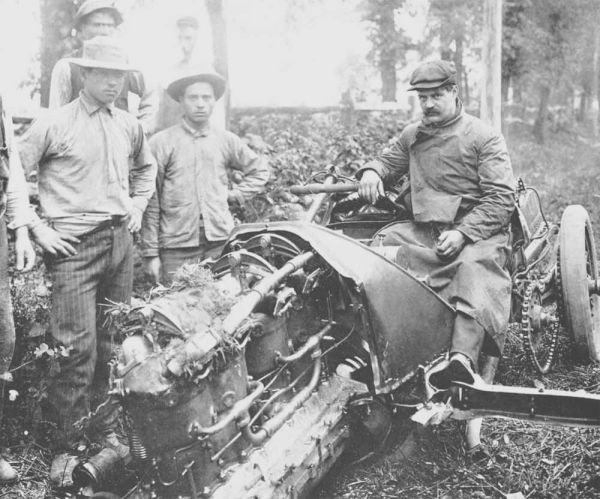 One of many crashes, this time practicing for the 1905 Vanderbilt Cup